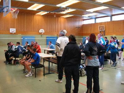 Kurz vor dem Beginn des Turnieres - Begrüßung durch den Veranstalter. Im Vordergrund die 3 Teilnehmer aus Rüsselsheim. Kurz vor dem Beginn des Turnieres - Begrüßung durch den Veranstalter. Im Vordergrund die 3 Teilnehmer aus Rüsselsheim.
