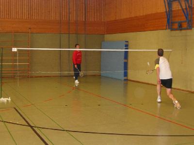 In der 3. Runde warteten leichte Gegner auf uns: Michael gewann mit 21:1, ich mit 21:2. Durch die Siege verbesserten wir uns aber leider nicht in der Tabelle.
Das nächste Spiel gewann Michael ebanfalls klar mit 21:4, allerdings reichte das nur für den 8. Platz.
Ich hatte es dann in der 4. Runde mit Michaels Gegner aus der 2. Runde zu tun, und es wurde das erste schwere Spiel für mich. Lange war die Begegnung ausgeglichen, aber am Ende hatte ich knapp mit 21:15 gewonnen. Durch den Sieg verbesserte ich mich auf Platz 2 und schaffte damit den Einzug ins Finale. In der 3. Runde warteten leichte Gegner auf uns: Michael gewann mit 21:1, ich mit 21:2. Durch die Siege verbesserten wir uns aber leider nicht in der Tabelle.
Das nächste Spiel gewann Michael ebanfalls klar mit 21:4, allerdings reichte das nur für den 8. Platz.
Ich hatte es dann in der 4. Runde mit Michaels Gegner aus der 2. Runde zu tun, und es wurde das erste schwere Spiel für mich. Lange war die Begegnung ausgeglichen, aber am Ende hatte ich knapp mit 21:15 gewonnen. Durch den Sieg verbesserte ich mich auf Platz 2 und schaffte damit den Einzug ins Finale.