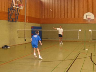 Michael hatte im ersten Spiel einen leichten Gegner. Dieser reichte im größenmäßig gerade mal bis zum Bauchnabel :-) Entsprechend klar war dann auch das Ergebnis: 21:0. Durch den klaren Sieg war Michael damit nach der ersten Runde auf Platz 1. Michael hatte im ersten Spiel einen leichten Gegner. Dieser reichte im größenmäßig gerade mal bis zum Bauchnabel :-) Entsprechend klar war dann auch das Ergebnis: 21:0. Durch den klaren Sieg war Michael damit nach der ersten Runde auf Platz 1.