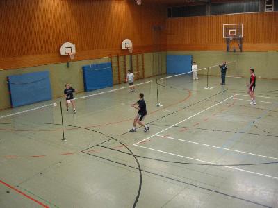 Im Finale wurde dann über 2 Gewinnsätze bis 15 gespielt. Im ersten Satz hatte ich anfangs große Probleme, konnte mich dann aber steigern und gewann knapp mit 15:13. Der 2. Satz war eine einzige Katastrophe - ich lag schnell mit 0:7 hinten und verlor dann mit 6:15. Im 3. Satz wechselte die Führung ständig (0:3 - 7:5 - 7:9), aber am Ende gewann ich mit 15:9. Im Finale wurde dann über 2 Gewinnsätze bis 15 gespielt. Im ersten Satz hatte ich anfangs große Probleme, konnte mich dann aber steigern und gewann knapp mit 15:13. Der 2. Satz war eine einzige Katastrophe - ich lag schnell mit 0:7 hinten und verlor dann mit 6:15. Im 3. Satz wechselte die Führung ständig (0:3 - 7:5 - 7:9), aber am Ende gewann ich mit 15:9.