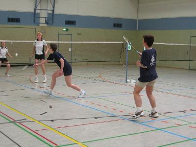 Ina und Marita im Spiel gegen die späteren Sieger des Damendoppels: Rike Bernschein und Elke Bothe vom Usinger TSG (Bezirksklasse).