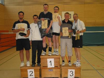 Siegerehrung im Herrendoppel. Ganz rechts ist Heinz Knebel (Disbu Rüsselsheim). Links ein Spieler der Usinger-TSG.