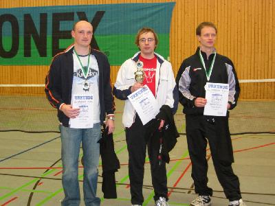 Siegerehrung im Herreneinzel. Links der Zweitplatzierte (Uwe Schwan vom TV 1861 St. Wendel) und rechts der Drittplatzierte (Thomas Mahner vom TV Goldbach). Ebenfalls auf Platz 3 kam Manfred Beck vom Gräfrather BC (nicht im Bild).