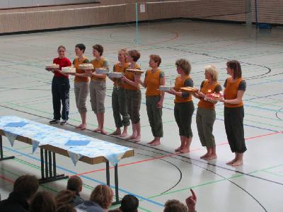 Am Ende standen 10 Torten auf dem Tisch, welche später von den Spielern aufgegessen wurden. Nebenbei erzählte der Moderator etwas über die kleinen Pannen der letzten Jahre. So hat zum Beispiel im letzten Jahr das das Bier nicht gereicht ;-)
Beim aktuellen Turnier waren übrigens die Bananen schon am Samstag alle ;-(