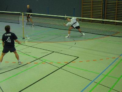 Insgesamt 3 vereinsinterne Duelle gab es in der B-Gruppe. Hier spielen Sami (vorn) und Kai gegeneinander.