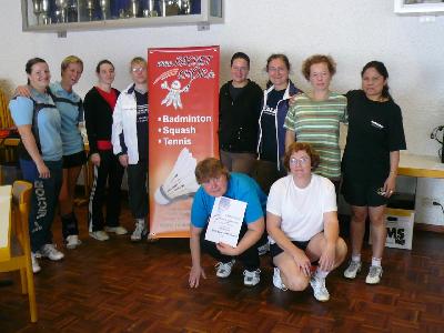 Siegerehrung Damendoppel. Hintere Reihe von links nach rechts:

Christel Maiwald & Simone Ruppel (BC Aschaffenburg)

Conny Kallup & Nina Hartmann (TV Dieburg/Groß-Zimmern)

Heike Hermann & Vanessa Hagopian (TV Dieburg/Groß-Zimmern)

Herta Altmann & Berta Plagens (TV Dieburg/Groß-Zimmern / Biebricher BC)

Vorn: Meike Hummel & Janet Gebers (TG Weiskirchen)