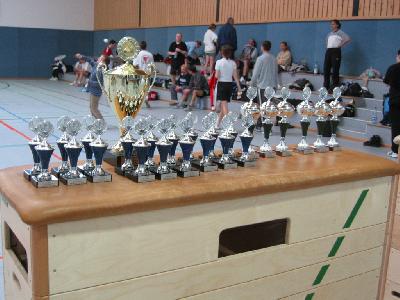 Für die Sieger gab es diese Pokale zu gewinnen. Der große Wanderpokal ist für den besten Verein.