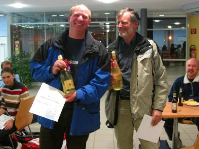 Ebenfalls mit zwei Flaschen Sekt wurde der 1. Platz im Herrendoppel von Andreas und Walter belohnt.