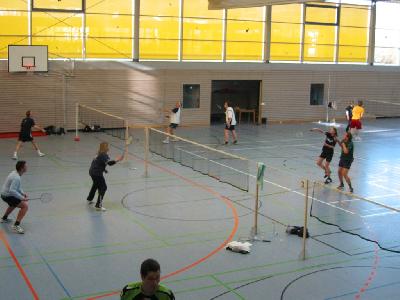 Das 1. Halbfinale: Michael A. und Astrid (links) verlieren gegen die Titelverteidiger Claudia und Gerhard. Schön zu sehen ist, dass Michael und Astrid das klassische Mixed spielen, wärend Claudia und Gerhard das Doppel bevorzugen.