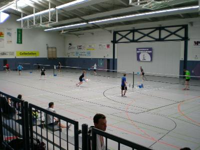 Die Sporthalle in Hundsmühlen hat 8 Badmintonfelder. Bei ausgefahrener Tribüne sind allerdings nur 6 Felder nutzbar.