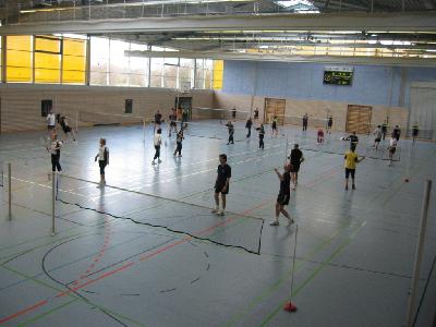 Blick in die Halle. Alle 6 Hobbymannschaften sind auf dem Feld.