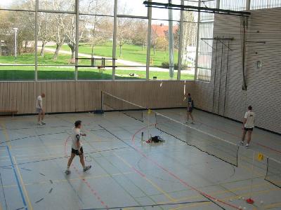 Gegen diese 4 Spieler mußte ich antreten. Rechts hinten mein Gegner aus dem ersten Spiel. Er gewann alle Spiele in der Vorrunde problemlos. Vorn links ist mein Gegner vom 3. Spiel.