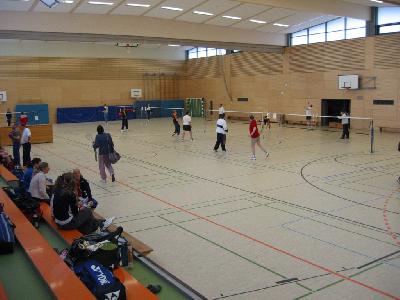 Die Buchfinkenhalle in Usingen mit den 9 Badmintonfeldern, wobei wegen der Tribüne nur 7 genutzt werden konnten.