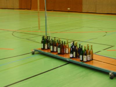 Jede Menge Weinflaschen - die Unschärfe des Bildes läßt vermuten, dass der Fotograf wohl vorher schon die Qualität des Weines getestet hat ;-)