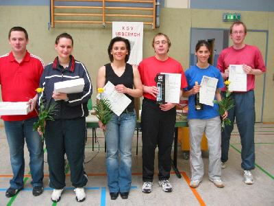 Und die Gewinner des Mixed in der Spielklasse 2: In der Mitte Katja und Mirko (Platz 1), links daneben die Zweitplatzierten und rechts das drittplatzierte Mixed.