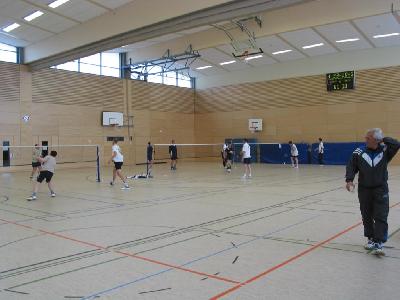 Die Halle in Usingen. Auf der rechten Seite ist die Tribüne.