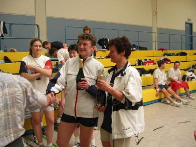 Als einzigste Meldung in der Spielklasse 2 und damit automatischer Sieger bekamen unsere Damen je eine Flasche Sekt ...