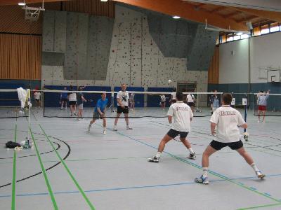 Halbfinale im Herrendoppel. Hinten die Rüsselsheimer und vorn die Turniersieger aus Büdesheim. Deutlich zu sehen ist das agressive Angriffspiel der Büdesheimer, dem kein Gegner etwas entgegensetzen konnte.